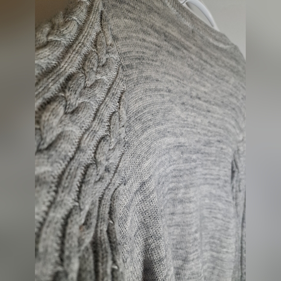 H&M Basics Grey Cable Knit Long Sleeve V-Neck Sweatshirt Pullover Size Small - Picture 7 of 8